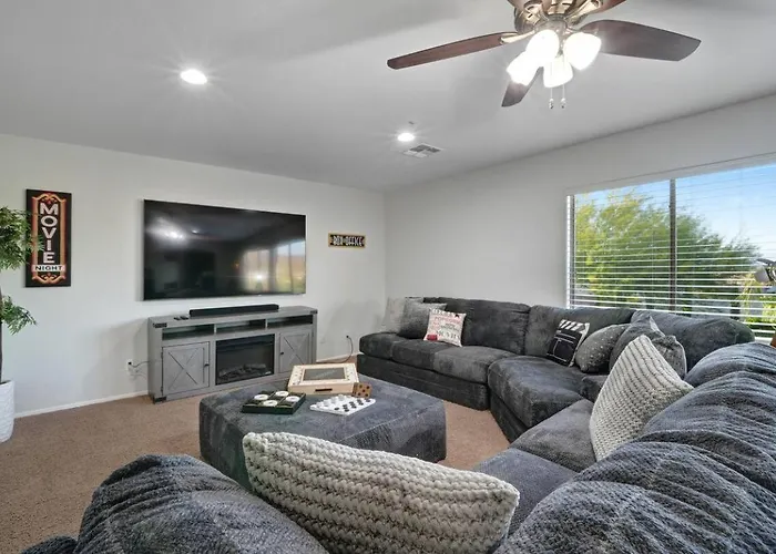Heated Pool, Hot Tub, Pool Table, Putting Green, 5br
