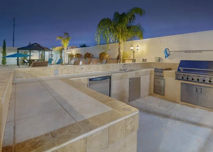 Heated Pool, Hot Tub, Pool Table, Putting Green, 5br Holiday home Peoria