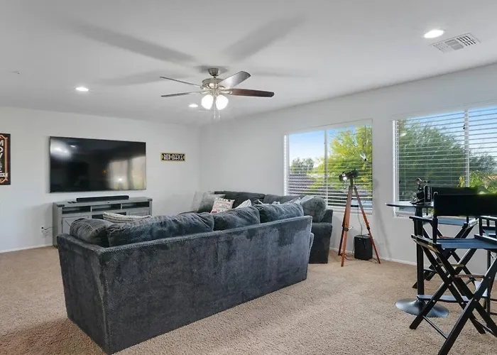 Heated Pool, Hot Tub, Pool Table, Putting Green, 5br *