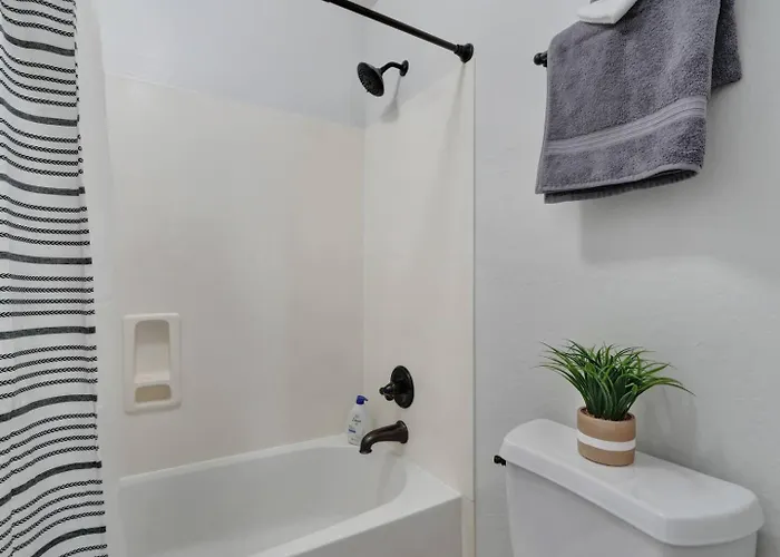 Heated Pool, Hot Tub, Pool Table, Putting Green, 5br Holiday home *