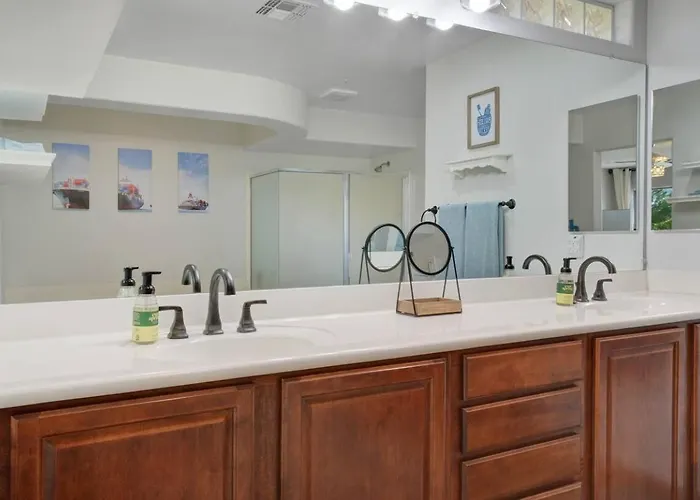 Heated Pool, Hot Tub, Pool Table, Putting Green, 5br * Peoria