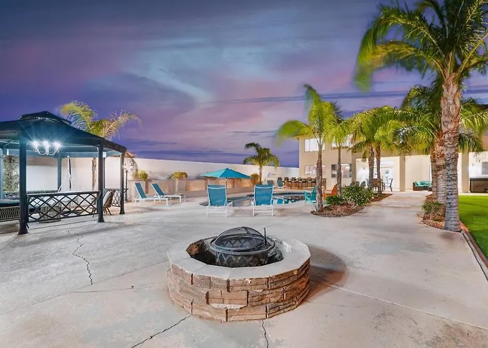 Holiday home Heated Pool, Hot Tub, Pool Table, Putting Green, 5br