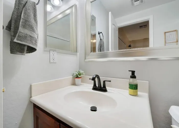 Heated Pool, Hot Tub, Pool Table, Putting Green, 5br Peoria