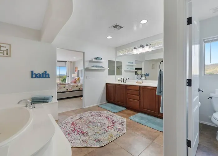 Heated Pool, Hot Tub, Pool Table, Putting Green, 5br