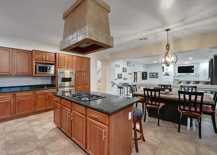 Heated Pool, Hot Tub, Pool Table, Putting Green, 5br * Peoria