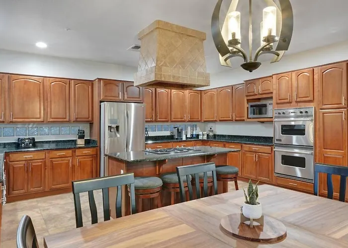Heated Pool, Hot Tub, Pool Table, Putting Green, 5br *