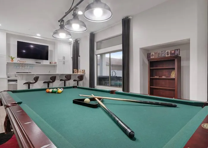 Heated Pool, Hot Tub, Pool Table, Putting Green, 5br Peoria