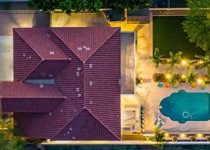 Heated Pool, Hot Tub, Pool Table, Putting Green, 5br Holiday home