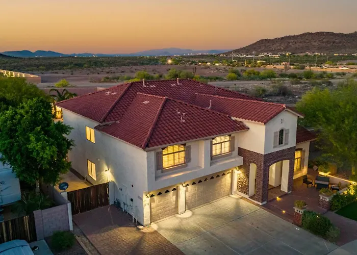 Heated Pool, Hot Tub, Pool Table, Putting Green, 5br