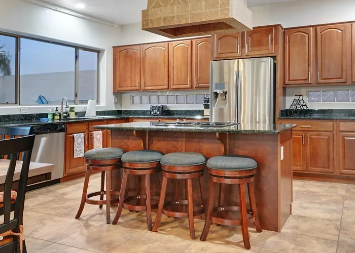 Heated Pool, Hot Tub, Pool Table, Putting Green, 5br Peoria