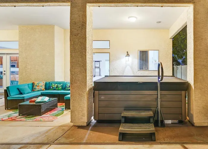 Holiday home Heated Pool, Hot Tub, Pool Table, Putting Green, 5br